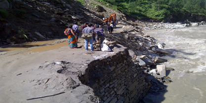 How road & river co-exist in Uttarakhand along Kedar Valley