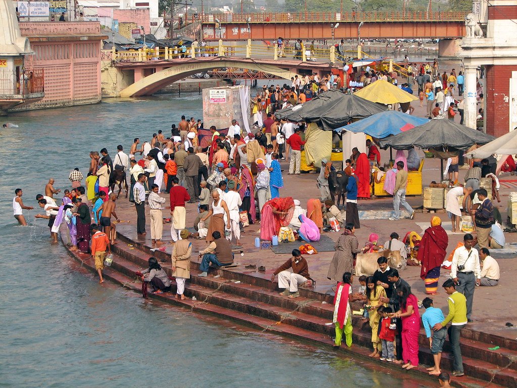 India - Haridwar - 005 - Colourful pilgrims gathering for Ganga aarti